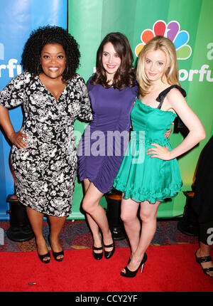 (L-R) Schauspieler YVETTE NICOLE BROWN, ALISON BRIE und GILLIAN JACOBS besuchen die NBC im Voraus im New York Hilton Hotel. Stockfoto