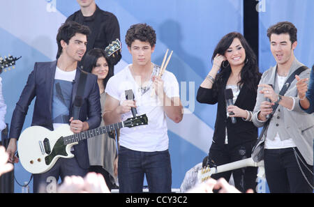 JOE JONAS, NICK JONAS, KEVIN JONAS von der Band, die Jonas Brothers und Sängerin DEMI LOVATO Auftakt der Konzertreihe "Good Morning America" Sommer 2010 im Rumsey Playfield im Central Park statt. Stockfoto