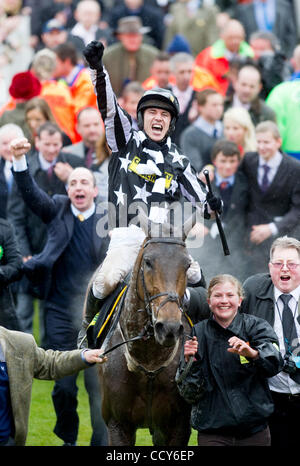 Mcc0021383 Paddy Brennan auf kaiserliche Commabder, Gewinner Cheltenham Festival Gold Cup 2010. 19.03.2010 Stockfoto