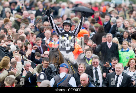 Mcc0021383 Paddy Brennan auf kaiserliche Commabder, Gewinner Cheltenham Festival Gold Cup 2010. 19.03.2010 Stockfoto