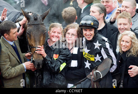 Mcc0021383 Paddy Brennan auf kaiserliche Commabder, Gewinner Cheltenham Festival Gold Cup 2010. 19.03.2010 Stockfoto