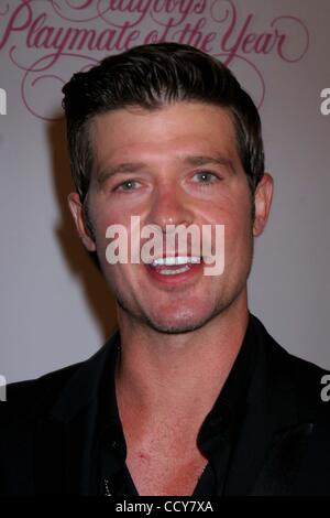 15. Mai 2010 - Hollywood, Kalifornien, USA - Hugh Hefner stellt 2010 Playboy Playmate des Jahres Hope Dworaczyk im Regen Nightclub in den Handflächen Resort and Casino, Las Vegas, Nevada 15.05.2010. 2010.ROBIN THICKE. K64839EG (Kredit-Bild: © Ed Geller/Globe Photos/ZUMApress.com) Stockfoto