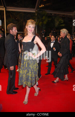 Schauspielerin Louise Bourgoin besucht die "Certified Copy"-Premiere am Palais des Festivals. Stockfoto