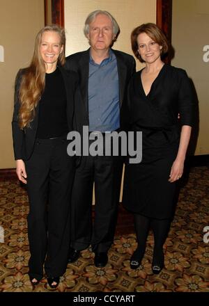 5. März 2010 - Hollywood, Kalifornien, Vereinigte Staaten - 47th Annual ICG Publizisten Awards im das Hyatt Regency Century Plaza in Los Angeles, CA 05.03.2010 2010.SUZY AMIS, JAMES CAMERON und SIGOURNEY WEAVER. K64429SK (Kredit-Bild: © Scott Kirkland/Globe Photos/ZUMApress.com) Stockfoto