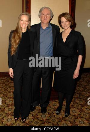 5. März 2010 - Hollywood, Kalifornien, Vereinigte Staaten - 47th Annual ICG Publizisten Awards im das Hyatt Regency Century Plaza in Los Angeles, CA 05.03.2010 2010.SUZY AMIS, JAMES CAMERON und SIGOURNEY WEAVER. K64429SK (Kredit-Bild: © Scott Kirkland/Globe Photos/ZUMApress.com) Stockfoto