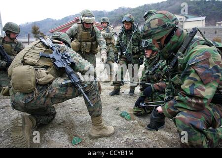 12. März 2010 teilnehmen - Pocheon, Südkorea - US-Marines in Südkorea und USA gemeinsame Übung "Key Resolve-Fohlen Adler 2010" nächster Rodriguez. (Kredit-Bild: © Dong-Min Jang/ZUMA Press) Stockfoto