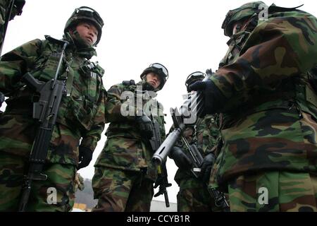 12. März 2010 teilnehmen - Pocheon, Südkorea - US-Marines in Südkorea und USA gemeinsame Übung "Key Resolve-Fohlen Adler 2010" nächster Rodriguez. (Kredit-Bild: © Dong-Min Jang/ZUMA Press) Stockfoto