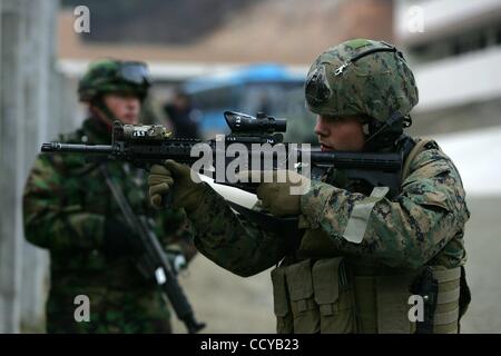 12. März 2010 teilnehmen - Pocheon, Südkorea - US-Marines in Südkorea und USA gemeinsame Übung "Key Resolve-Fohlen Adler 2010" nächster Rodriguez. (Kredit-Bild: © Dong-Min Jang/ZUMA Press) Stockfoto