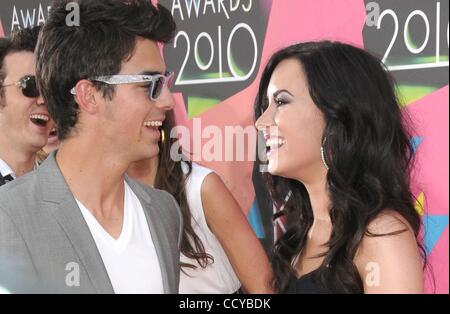 27. März 2010 - Los Angeles, Kalifornien, USA - Musiker JOE JONAS und Sängerin DEMI LOVATO auf der 2010 Nickelodeon Kids Choice Awards statt an UCLA Pauley Pavilion, Westwood Ca. (Credit-Bild: © Paul Fenton/ZUMA drücken) Stockfoto