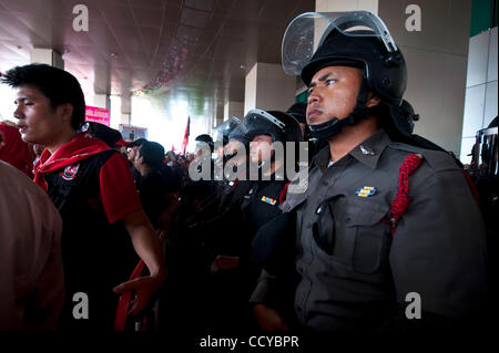 5. April 2010 - Bangkok, Thailand - thailändische Polizisten in Kampfmontur Wache stehen vor der Wahl-Kommission Gebäude Bangkok, Thailand. Rothemden fordern die Wahlkommission, seine lange aufgeschobene Entscheidung über einen Fall zu geben, die zur Auflösung der Demokratischen Partei, als führen könnte Stockfoto