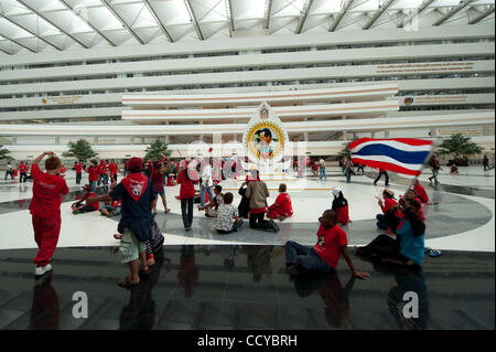 5. April 2010 - Bangkok, Thailand - Anti-Regierungs-Demonstranten im großen Saal der Regierung zu bauen, nachdem sie brach in das Gebäude, den Büros der Wahlkommission in der Regierung Komplex in Chaeng Wattana Road in Bangkok, Thailand. Rothemden fordern die Wahl Immobilienschätzungen Stockfoto