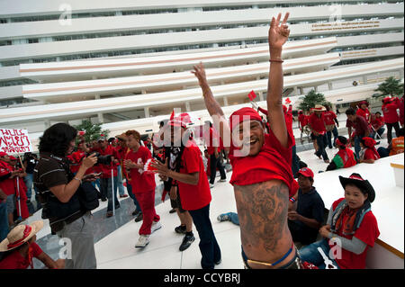 5. April 2010 - Bangkok, Thailand - Anti-Regierungs-Demonstranten Jubel in der Haupthalle der Regierung zu bauen, nachdem sie brach in das Gebäude, den Büros der Wahlkommission in der Regierung Komplex in Chaeng Wattana Road in Bangkok, Thailand. Rothemden fordern die Wahl Stockfoto