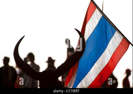 5. April 2010 - Bangkok, Thailand - Anti-Regierungs-Demonstranten schwenkten Fahnen, wie sie in Veranstaltungsort verschoben, um die Proteste gehen weiter, nachdem sie die Gebäude, in den Büros der Wahlkommission in der Regierung Komplex auf Chaeng Wattana Road in Bangkok, Thailand brach in. Rothemden fordern die Stockfoto