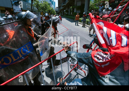 6. April 2010 Handgemenge - Bangkok, Thailand - Anti-Regierungs-Demonstranten mit der Polizei in Silom, das Finanzviertel im Zentrum von Bangkok am 6. April 2010. Hunderte von Polizei mit Schlagstöcken und Schilde standen sich mit wütenden Rot-Hemden Thai Demonstranten im Zentrum von Bangkok als Spannungen escalat Stockfoto