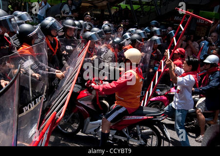 6. April 2010 Handgemenge - Bangkok, Thailand - Anti-Regierungs-Demonstranten mit der Polizei in Silom, das Finanzviertel im Zentrum von Bangkok am 6. April 2010. Hunderte von Polizei mit Schlagstöcken und Schilde standen sich mit wütenden Rot-Hemden Thai Demonstranten im Zentrum von Bangkok als Spannungen escalat Stockfoto