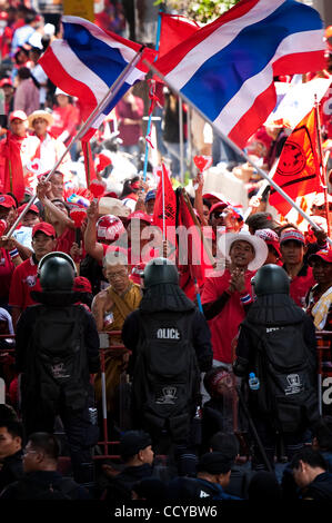 6. April 2010 steht - Bangkok, Thailand - buddhistischer Mönch trotzig vor der Polizei Straßensperre während die massiven Kundgebung der Rothemden in Rajaprasong wohlhabenden Gegend von Zentrum von Bangkok am 6. April 2010. Es gibt zunehmende Anzahl von buddhistischen Mönchen in verschiedenen anti-Regierungs-Proteste. Thailändische Armee w Stockfoto