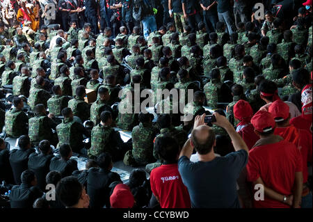 6. April 2010 ist A - Bangkok, Thailand - Touristen gesehen, eine Momentaufnahme des Gesichts aus zwischen der thailändischen Armee und die trotzigen red Shirt Demonstranten. Als sich die Demonstrationen vierte Woche der anti-Regierungs-Demonstranten stürmen die Straßen von Bangkok sind die Ereignisse zunehmend von besucht. Stockfoto