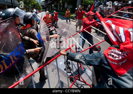 6. April 2010 - eskalierte Bangkok, Thailand - Hunderte von Polizei mit Schlagstöcken und Schilde standen sich mit wütenden Rot-Hemden Thai Demonstranten im Zentrum von Bangkok als Spannungen in ihrem Bestreben, die Regierung zu stürzen. Polizei blockiert Horden der roten Hemden Befürworter des flüchtigen ehemaligen premier Thaksin Stockfoto