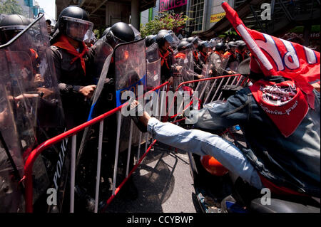 6. April 2010 - eskalierte Bangkok, Thailand - Hunderte von Polizei mit Schlagstöcken und Schilde standen sich mit wütenden Rot-Hemden Thai Demonstranten im Zentrum von Bangkok als Spannungen in ihrem Bestreben, die Regierung zu stürzen. Polizei blockiert Horden der roten Hemden Befürworter des flüchtigen ehemaligen premier Thaksin Stockfoto