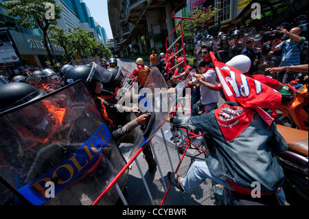 6. April 2010 - eskalierte Bangkok, Thailand - Hunderte von Polizei mit Schlagstöcken und Schilde standen sich mit wütenden Rot-Hemden Thai Demonstranten im Zentrum von Bangkok als Spannungen in ihrem Bestreben, die Regierung zu stürzen. Polizei blockiert Horden der roten Hemden Befürworter des flüchtigen ehemaligen premier Thaksin Stockfoto