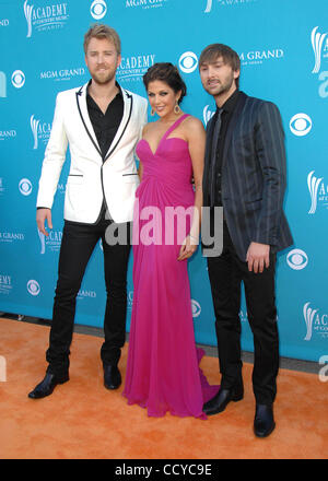 18. April 2010 - Hollywood, Kalifornien, USA - K64621SK.45th Academy of Country Music Awards (Ankünfte) in der MGM Grand Garden Arena in Las Vegas, NV 18.04.2010 2010.Dave Haywood, Hillary Scott und Charles Kelley von Lady Antebellum(Credit Image: © Scott Kirkland/Globe Photos/ZUMApress.com) Stockfoto