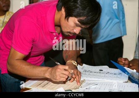 9. Mai 2010 - Maasim, unterschreibt Sarangani, Philippinen - Boxweltmeister Manny Pacquiao das voting Register bei den philippinischen nationalen und lokalen Wahlen am 10. Mai 2010 in Maasim, Sarangani Philippinen... Manny Pacquiao läuft für den Kongressabgeordneten... Zum ersten Mal einige 50 Millionen Filipinos wil Stockfoto