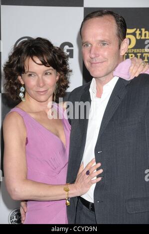 5. März 2010 statt - California - Schauspielerin JENNIFER GREY und Ehemann Schauspieler CLARK GREGG bei der 25. Film Independent Spirit Awards in LA LIVE Event Deck, Los Angeles. (Kredit-Bild: © Paul Fenton/ZUMA Press) Stockfoto