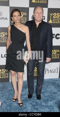 5. März 2010 abgehaltenen LA LIVE Event Deck, Los Angeles, Kalifornien, USA - Schauspieler ROBERT DUVALL und Frau LUCIANA PEDRAZA bei der 25. Film Independent Spirit Awards. (Kredit-Bild: © Paul Fenton/ZUMA Press) Stockfoto