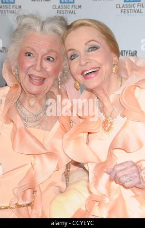 22. April 2010 waren - Los Angeles, Kalifornien, USA - Schauspielerin ANN RUTHERFORD und Schauspielerin ANNE JEFFREYS an der TCM Classic Film Festival Opening Night Gala und Weltpremiere des neu restauriert "A Star Is Born" Films im Grauman es Chinese Theater statt, dass es ursprünglich im Jahr 1976 für fast 1 Jahr vorgestellten Stockfoto