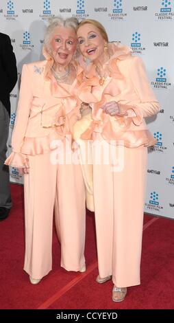 22. April 2010 waren - Los Angeles, Kalifornien, USA - Schauspielerin ANN RUTHERFORD und Schauspielerin ANNE JEFFREYS an der TCM Classic Film Festival Opening Night Gala und Weltpremiere des neu restauriert "A Star Is Born" Films im Grauman es Chinese Theater statt, dass es ursprünglich im Jahr 1976 für fast 1 Jahr vorgestellten Stockfoto