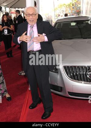 22. April 2010 - Los Angeles, Kalifornien, USA - Schauspieler ELI WALLACH (es gab THE GOOD, THE BAD, THE UGLY und jetzt die schöne, welche ein Schatz) an der TCM Classic Film Festival Opening Night Gala und Weltpremiere des neu restauriert "A Star Is Born" Films im Grauman es Chinese Theater statt waren es Stockfoto