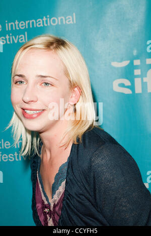 Seattle International Film Festival (SIFF) 2010 Opening Night Gala im Benaroya Hall in Seattle statt. Schauspieler Paul Dano, bekannt für seine Arbeit in There Will Be Blood und Little Miss Sunshine, geht den roten Teppich mit Oscar-prämierten Regisseur Robert Pulcini und Schauspielerin Alicia Goranson (Boys dont Stockfoto