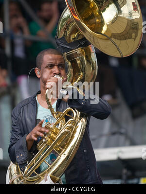 Damon 'Tuba Gooding Jr.' Bryson von The Roots führt während der 40.-Erde-Tag-Jahr-Feier und Gratis-Konzert auf der Mall in Washington, DC, 25. April 2010. Rednern zählten Mitglieder des Kongresses, sowie Aktivisten und Auftritte von Sänger John Legend und britischen Rocker, Sting. Foto Stockfoto