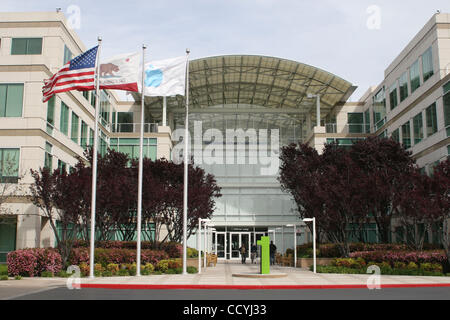 31. März 2010 - Cupertino, Kalifornien, USA - Hauptsitz von Apple Inc., auf unendliche Schleife fahren, Cupertino, im Herzen des Silicon Valley. Mac Aktie stieg über 10 Prozent im März und vor kurzem erreicht Allzeithoch im Vorgriff auf die iPad-Start, der an diesem Wochenende beginnt. In einem Stockfoto