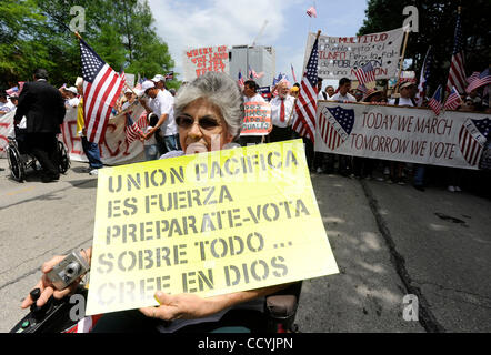 1. Mai 2010 - Dallas, Texas, USA - Maria Teresa Ocampo von Garland Texas trägt ein Zeichen der liest "friedliche Einigkeit macht stark. Bereiten Sie sich, stimmen und vor allem an Gott glauben "während der Megamarsches für Immigration Reform, 1. Mai 2010. (Kredit-Bild: © Jaime R. Carrero/ZUMApress.com) Stockfoto