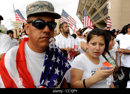 1. Mai 2010 - steht Dallas, Texas, USA - Esaias Valencia ursprünglich aus Queretaro Mexico und wer kämpft um seine Frau zurück in die Vereinigten Staaten erhalten, nachdem sie deportiert wurde, verlassen, fünf Kinder und ihr Mann hinter, vor Dallas City Hall während TheMegaMarch für Immigration Reform in Stockfoto