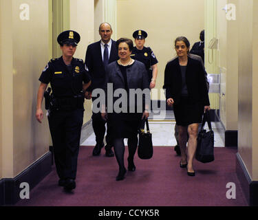 13. Mai 2010 - Washington, District Of Columbia, USA - I14899CB. Capitol Hill in Washington D.C.-05-13-2010.Elena-Kagan geht mit ihrem Gefolge zum Senator Spector Büro... Senator Arlen Specter grüßt Supreme Court nominierte Elena Kagan, wie sie verschiedene Mitglieder des Senats vor ihr Ei Besuche Stockfoto