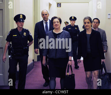 13. Mai 2010 - Washington, District Of Columbia, USA - I14899CB. Capitol Hill in Washington D.C.-05-13-2010.Elena-Kagan geht mit ihrem Gefolge zum Senator Spector Büro... Senator Arlen Specter grüßt Supreme Court nominierte Elena Kagan, wie sie verschiedene Mitglieder des Senats vor ihr Ei Besuche Stockfoto