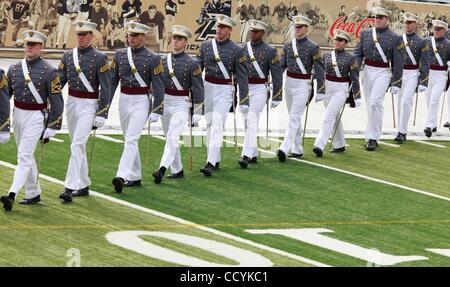 22. Mai 2010 März - West Point, New York, USA - graduierende jüngstere Söhne in Michie Stadium für den Start der Absolventenfeier der US-Militärakademie. Zum ersten Mal kennzeichnete der diesjährigen Abschlussklasse zwei weiblichen Kadetten unter höchsten Auszeichnungen. Die Schulen Valedictorian und der Schüler mit Stockfoto