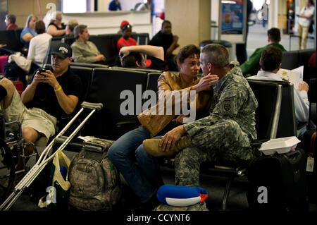 Apr.17, 2010 - Dallas, Texas, USA - ein All-allzu kurze, zwei Wochen verlassen geht zu Ende für Armee-Personal-Sergeant THERON SCOTT und seine Braut von weniger als einem Jahr, AMIE SCOTT, der Southern Pines, North Carolina.  Frau Scott kam ihr Mann für zwei Wochen von R & R in Texas und Nevada, aber jetzt ist die Zeit t Stockfoto