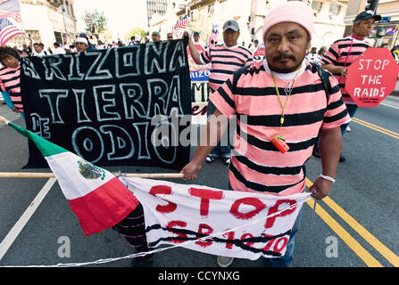 1. Mai 2010 März an der jährlichen Tag der internationalen Arbeiter-Rallye im Herzen der Innenstadt von Los Angeles - Los Angeles, Kalifornien, USA - Menschen.  Angetrieben durch Widerstand gegen Arizionas kürzlich verabschiedeten und umstrittene Einwanderung Vollstreckungsrecht, wurde das diesjährige Masse auf near100, 000 starke werden geschätzt. Stockfoto