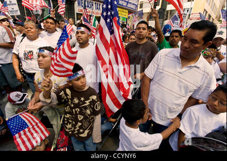 1. Mai 2010 März an der jährlichen Tag der internationalen Arbeiter-Rallye im Herzen der Innenstadt von Los Angeles - Los Angeles, Kalifornien, USA - Menschen.  Angetrieben durch Widerstand gegen Arizionas kürzlich verabschiedeten und umstrittene Einwanderung Vollstreckungsrecht, wurde das diesjährige Masse auf near100, 000 starke werden geschätzt. Stockfoto