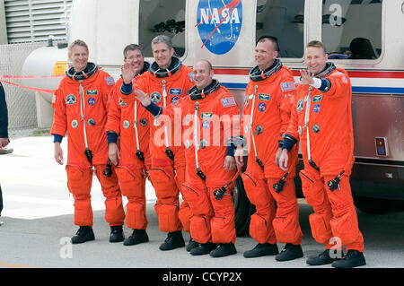 14. Mai 2010: Space Shuttle Atlantis STS-132-Crew aus linken, Astronaut Piers Sellers, Stephen Bowen, Michael Good Garrett Reisman, Tony Antonelli und Kenneth Ham die Vorgänge und Checkout Building für Pad 39A fahren für eine 12-Tage-Mission zur internationalen Raumstation ISS. Die 6-Personen-Crew wird Stockfoto