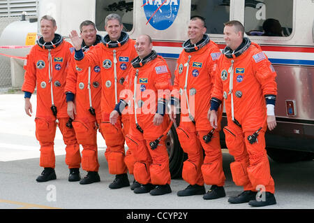 14. Mai 2010: Space Shuttle Atlantis STS-132-Crew aus linken, Astronaut Piers Sellers, Stephen Bowen, Michael Good Garrett Reisman, Tony Antonelli und Kenneth Ham die Vorgänge und Checkout Building für Pad 39A fahren für eine 12-Tage-Mission zur internationalen Raumstation ISS. Die 6-Personen-Crew wird Stockfoto