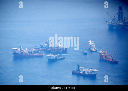 28. Mai 2010 - Atlantik, Louisiana - Luftbild. Besatzungen arbeiten zu enthalten und bereinigen Sie die Deepwater Horizon-Ölpest vor der Küste von Louisiana. (Bild Kredit: Nicolaus Czarnecki/ZUMApress.com ©) Stockfoto