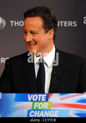 2. März 2010 - London, UK - Führer der britischen Konservativen David Cameron während seiner Rede bei Thomson Reuters, Dienstag, 2. März, London 2010.Photo durch Andrew Parsons... Für redaktionelle Verwendung nur, nicht zum Verkauf, nicht für Marketing- und Werbekampagnen. (Kredit-Bild: © Andrew Parsons/ZUMApress.com) Stockfoto