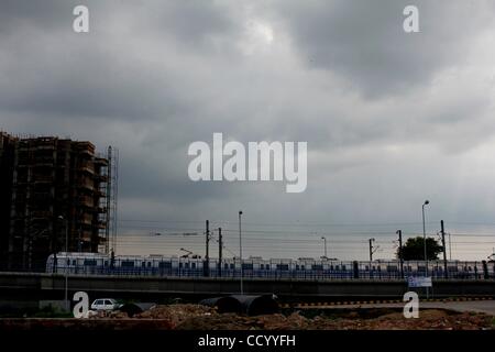 6. März 2010 - Neu-Delhi, Indien - die Hauptstadt von Indien ist immer schwere Regenschauer im Vergleich zum Vorjahr, was zu starkem Verkehr und Wasser angemeldet Boden an den Standorten für den bevorstehenden Commonwealth Games im Oktober 2010 stattfinden. (Kredit-Bild: © Shome Basu/ZUMApress.com) Stockfoto