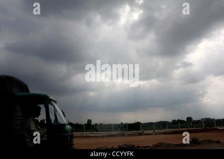 6. März 2010 - Neu-Delhi, Indien - die Hauptstadt von Indien ist immer schwere Regenschauer im Vergleich zum Vorjahr, was zu starkem Verkehr und Wasser angemeldet Boden an den Standorten für den bevorstehenden Commonwealth Games im Oktober 2010 stattfinden. (Kredit-Bild: © Shome Basu/ZUMApress.com) Stockfoto