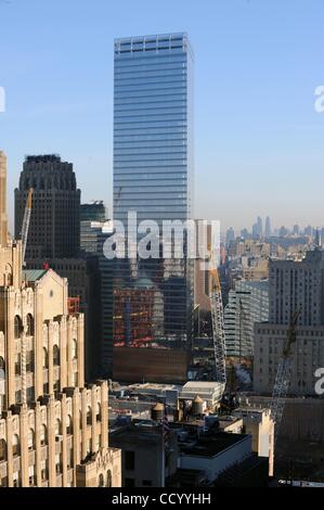 9. März 2010 steigt - Manhattan, New York, USA - die fertige 7 World Trade Center über Bauarbeiten am Ground Zero.  (Kredit-Bild: © Bryan Smith/ZUMA Press) Einschränkungen: * New York City Zeitungen Rechte heraus * Stockfoto