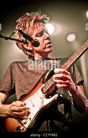 10. März 2010 - San Francisco, Kalifornien, USA - ERIC JOHNSON live im Warfield Theater während der Erfahrung Hendrix Tribute Tour führt. (Kredit-Bild: © Jerome Brunet/ZUMA Press) Stockfoto